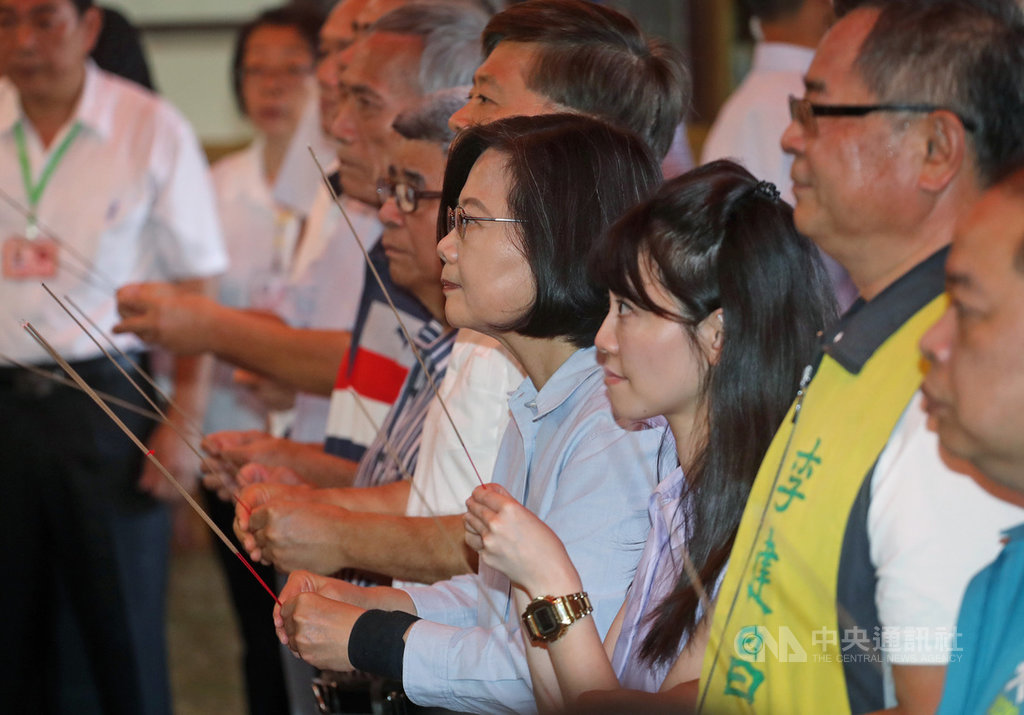 總統蔡英文(右4)11日下午與民進黨籍台北市立委參選人高嘉瑜(右3)等人,一起到內湖碧山巖開漳聖王廟參拜祈福。中央社記者裴禛攝 108年10月11日