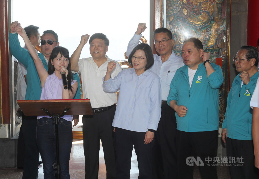 總統蔡英文(右4)11日下午前往內湖碧山巖開漳聖王廟參拜,與內政部長徐國勇(右3)、民進黨籍台北市立委參選人高嘉瑜(前左)等人一起向民眾拜票。中央社記者裴禛攝 108年10月11日