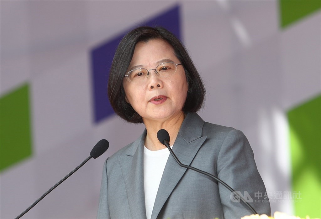 中華民國中樞暨各界慶祝108年國慶大會10日登場,總統蔡英文(圖)發表國慶談話指出,中華民國已經在台灣屹立超過70年,一旦接受「一國兩制」,中華民國就沒有生存的空間。身為總統,站出來守衛國家主權,不是挑釁,而是她最基本的責任。中央社記者王騰毅攝 108年10月10日