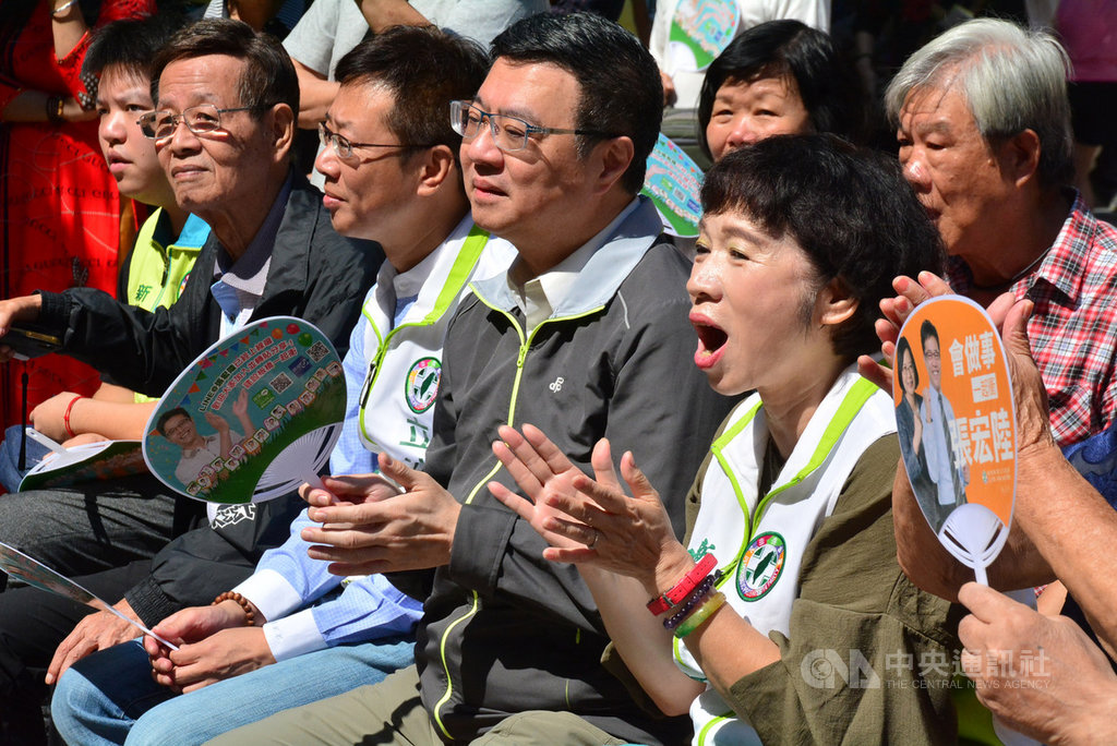 民進黨主席卓榮泰(前右2)11日在新北市出席活動時受訪表示,民進黨不是操弄亡國感,而是針對香港問題惡化,呼籲台灣人應該提高心中自覺。中央社記者黃旭昇新北市攝 108年10月11日