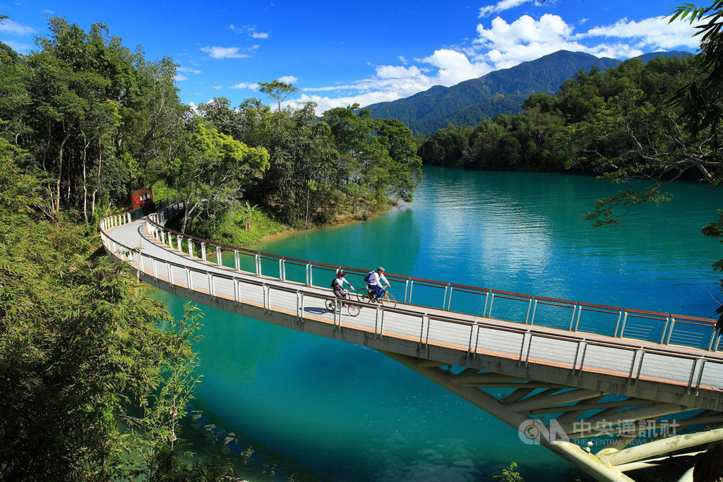 首次獲選「全球百大綠色旅遊目的地」的日月潭國家風景區,有環湖自行車道(圖)、電動車、空中纜車與遊湖太陽能電動船的旅遊網絡架構,降低碳排放量及旅遊對環境的衝擊。(日月潭國家風景區管理處提供)中央社記者楊淑閔傳真 108年10月11日