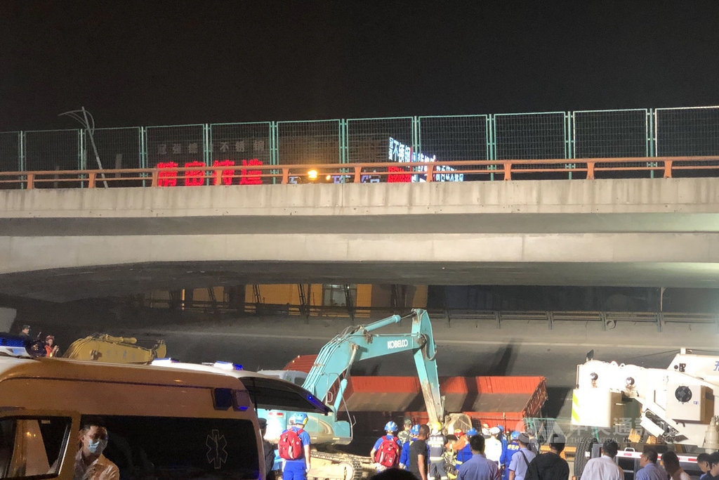 江蘇省無錫市312號國道往上海的高架路段,10日傍晚突然發生大規模坍塌,事故導致3人死亡、2人受傷。圖為10日晚間的現場救援情況。(中新社提供)中央社 108年10月11日