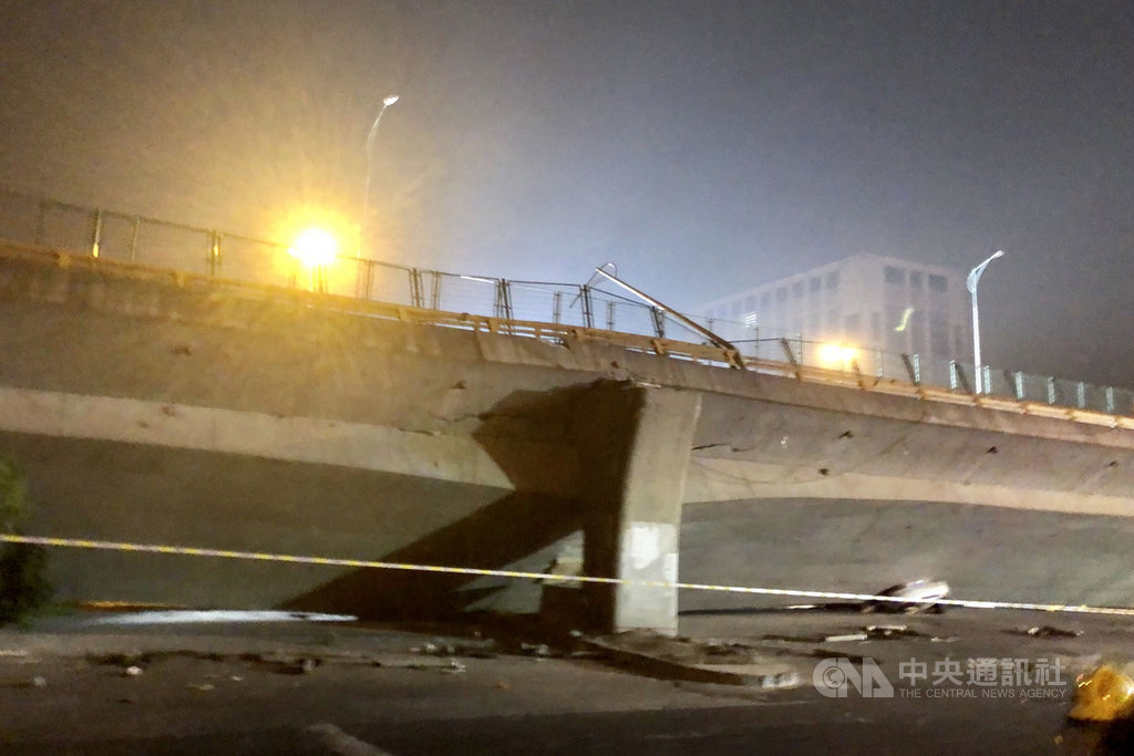 江蘇省無錫市312號國道往上海的高架路段,10日傍晚突然大規模坍塌,導致3人死亡、2人受傷。經官方初步分析,意外是因為運輸車輛超載所致,但中國網友則質疑高架橋的施工品質。(中新社提供)中央社 108年10月11日
