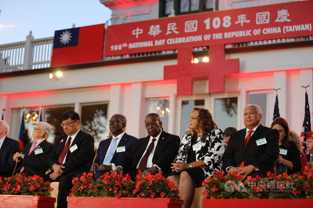 駐美代表處10日在雙橡園舉辦108年國慶典禮,多位台灣邦交國駐美大使出席,包含馬紹爾群島駐美大使札基歐斯(右1)及海地駐美大使戴尼斯(右4)。中央社記者徐薇婷華盛頓攝 108年10月11日