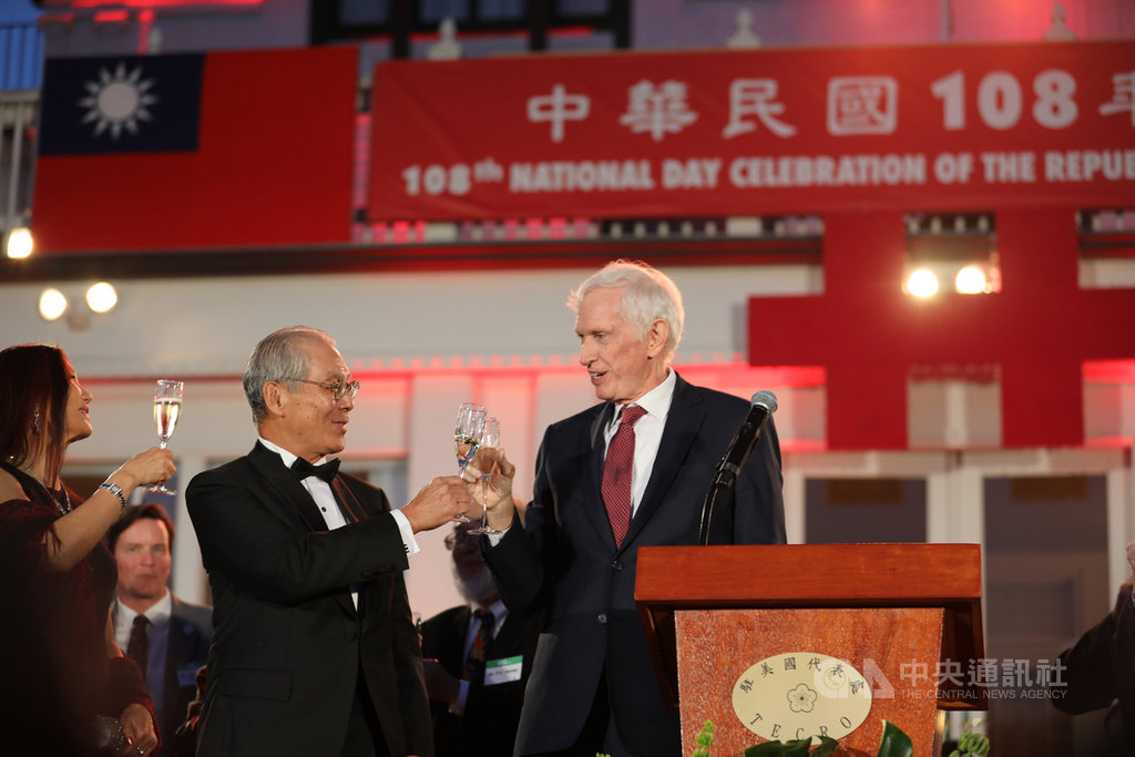 駐美代表處在雙橡園舉辦中華民國108年國慶典禮,美國在台協會主席莫健與駐美代表高碩泰舉杯慶賀。中央社記者徐薇婷華盛頓攝 108年10月11日