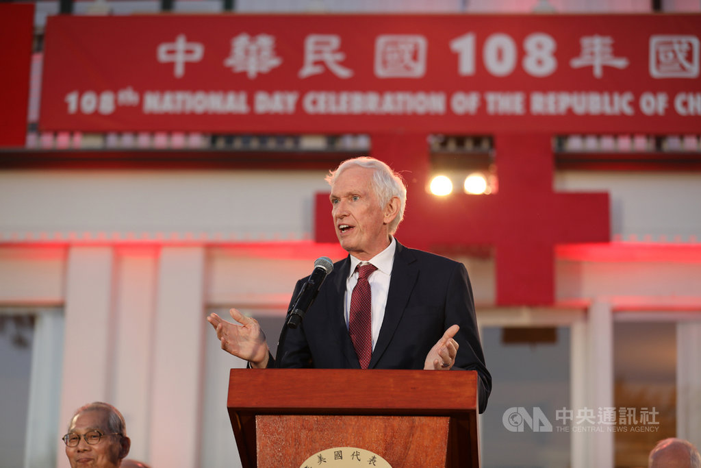 美國在台協會主席莫健出席駐美代表處舉辦的108年國慶酒會。莫健受訪談及近期NBA挺香港推文風波,稱讚NBA不畏北京壓力脅迫,繼續支持言論自由。中央社記者徐薇婷華盛頓攝 108年10月11日