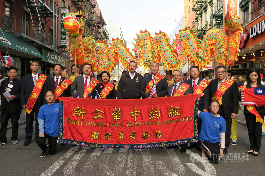 紐約中華公所10日在曼哈頓華埠舉辦年度封街遊行,歡慶中華民國108歲生日。中央社記者尹俊傑紐約攝 108年10月11日