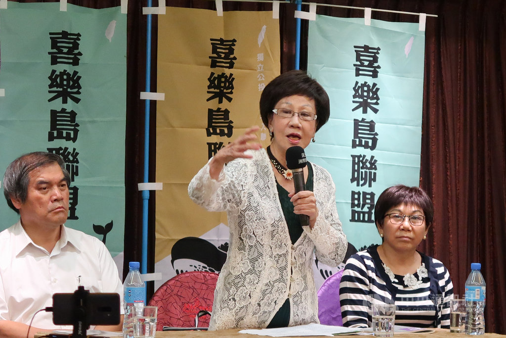 前副總統呂秀蓮(中)投入2020總統選舉,11日在高雄出席參選連署說明會,呼籲支持者加速連署,至少達到30萬份參選連署門檻。中央社記者王淑芬攝 108年10月11日