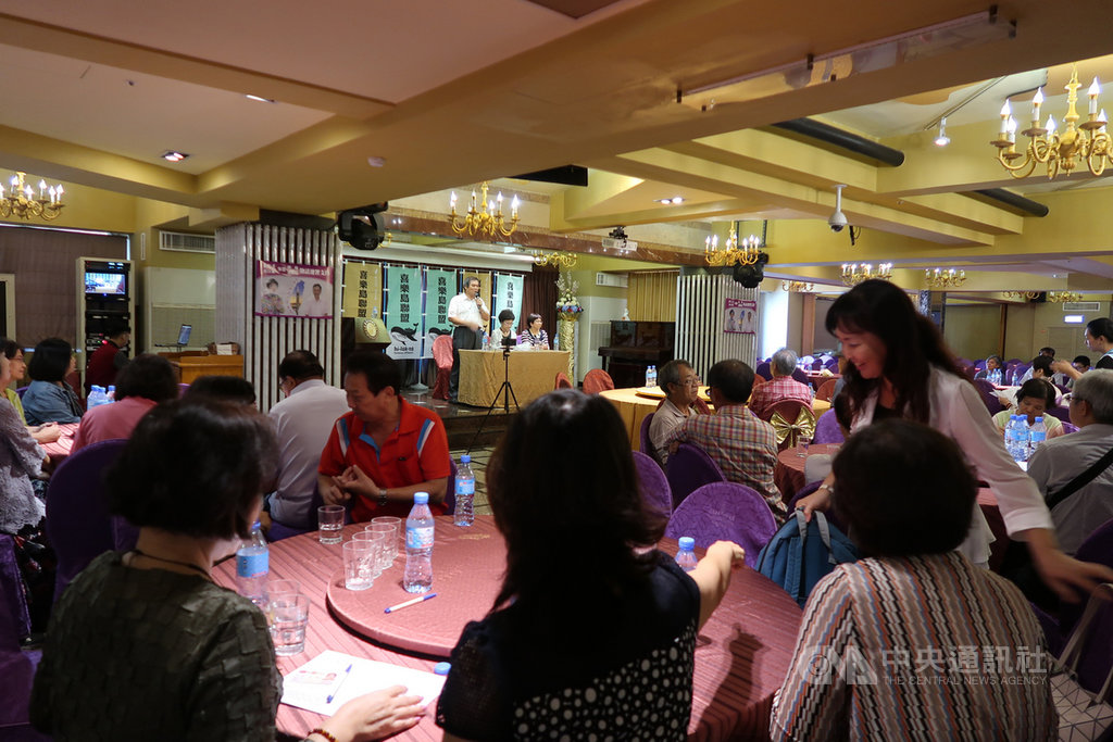 前副總統呂秀蓮投入2020總統選舉,11日前往高雄漢王飯店出席參選連署說明會,數百名支持者熱情參與。中央社記者王淑芬攝 108年10月11日