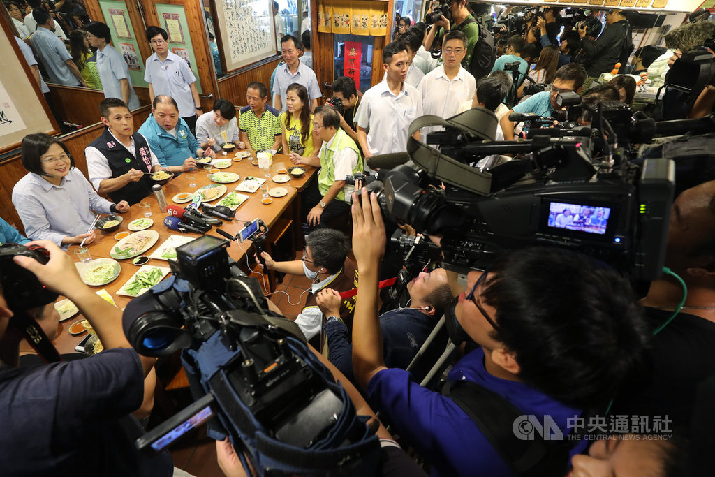 總統蔡英文(左)11日下午與民進黨籍台北市中山、北松山區立委參選人吳怡農(左2)合體開直播,並到松山區阿成鵝肉店與網友分享、介紹美食小吃。中央社記者裴禛攝 108年10月11日
