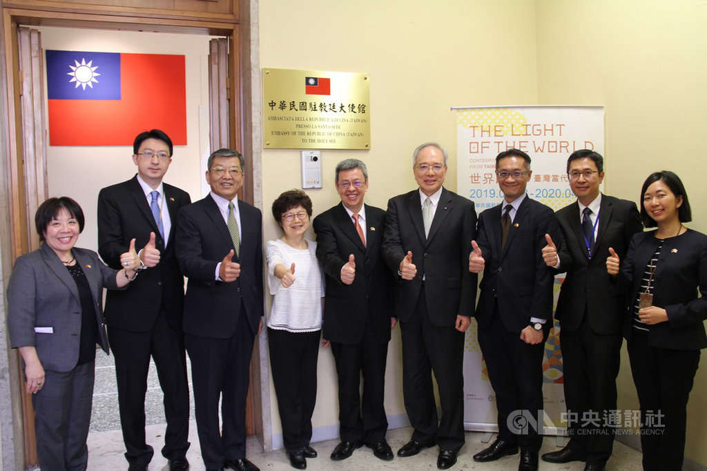 副總統陳建仁(中)視察中華民國駐教廷大使館,提醒外交人員注意身體健康、照顧家庭,駐教廷大使李世明(右4)說他們只有這一點無法照辦。中央社記者黃雅詩梵蒂岡攝 108年10月11日