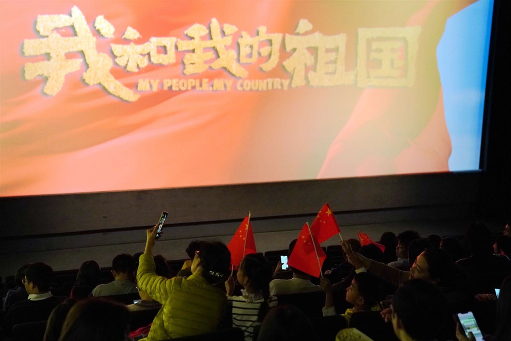 中共建政70年這週,陸生多在「歡慶國慶」,與聚焦「反送中」的港生對比明顯。圖為海外中國學生與青年在德國柏林觀看慶祝中共建政70年的電影。(中新社提供)中央社 108年10月11日