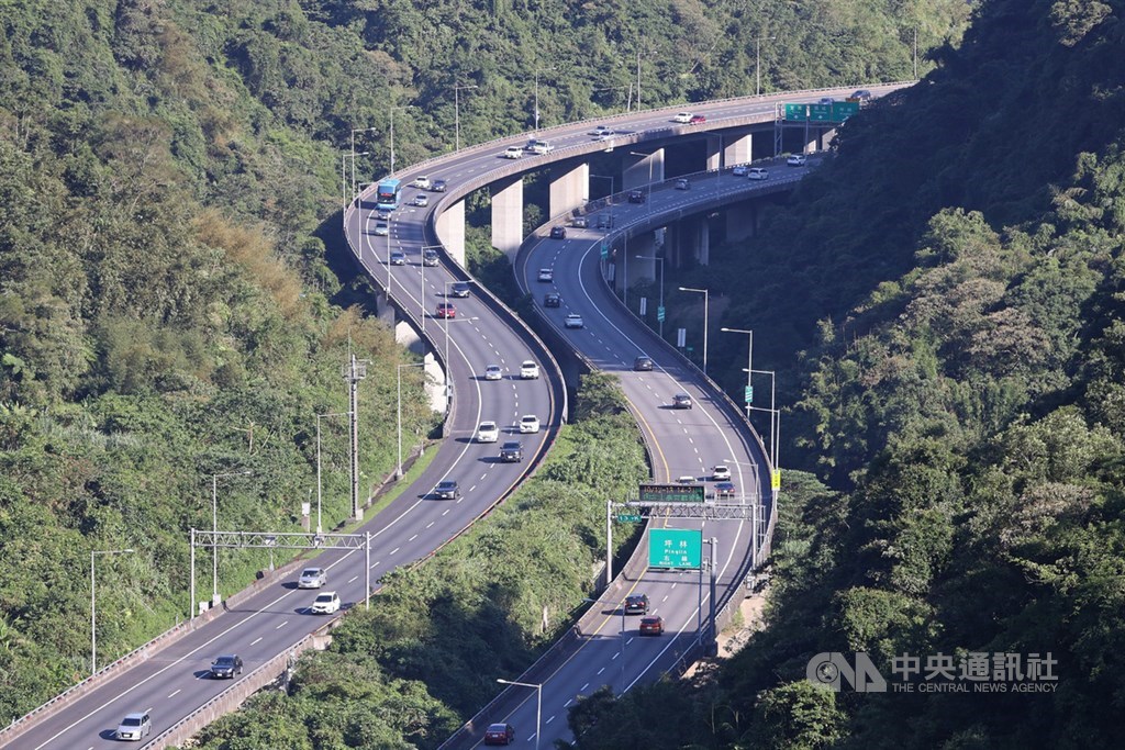 國慶連續假期第2天,11日各重要道路車流量減少,塞車壓力減輕,交通單位提醒用路人多利用道路資訊查詢系統,避開塞車路段。中央社記者郭日曉攝 108年10月11日