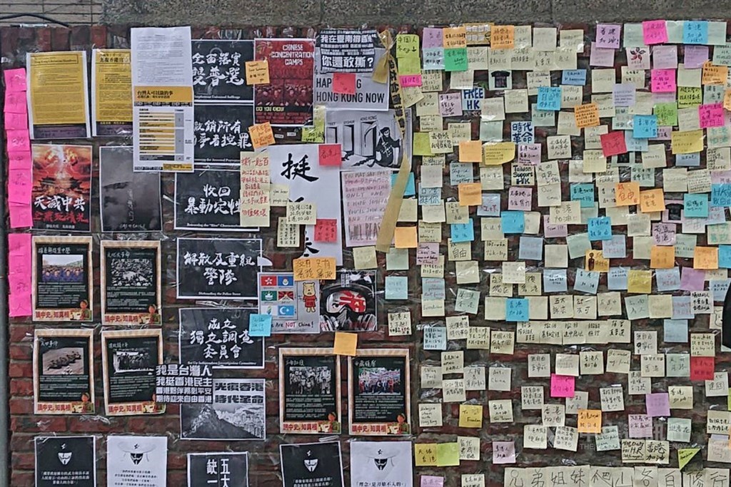 國立成功大學光復校區圍牆外支持香港反送中活動的連儂牆,7日再傳遭人破壞。警方8日表示,雖尚未接獲報案,但已循線發現一名男子涉嫌撕毀海報。圖為未遭破壞的連儂牆。(中央社檔案照片)