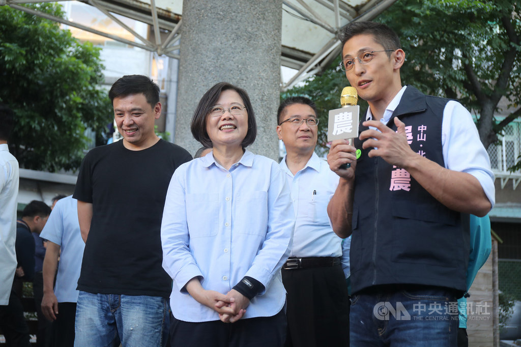 總統蔡英文(左2)11日下午到台北市松山區富民生態公園參訪,並與民進黨籍台北市中山、北松山區立委參選人吳怡農(右)合體開直播,一起向選民拜票。右2為內政部長徐國勇。中央社記者裴禛攝 108年10月11日