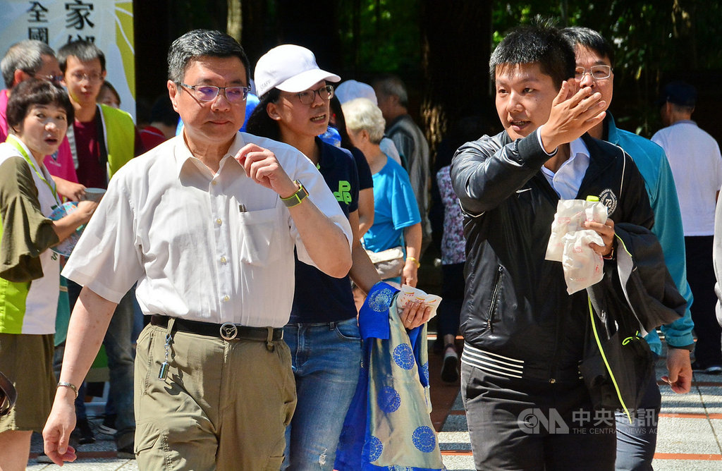 民進黨主席卓榮泰(前左)11日在新北市板橋參加新住民市集活動,對於國民黨總統參選人韓國瑜所提兩岸政策,卓榮泰說,請韓國瑜到香港中聯辦對著中國高官講一次,大家就會相信。中央社記者黃旭昇新北攝 108年10月11日