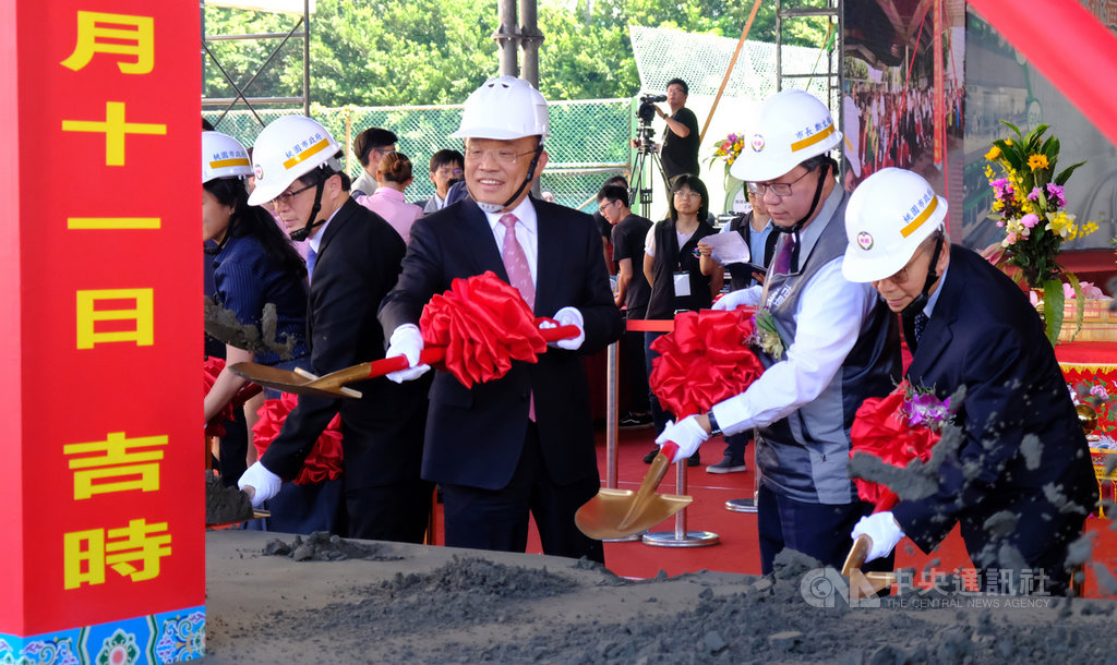 行政院長蘇貞昌(前右3)、桃園市長鄭文燦(前右2)11日上午參加桃園捷運綠線GC02標動土儀式。中央社記者邱俊欽桃園攝 108年10月11日