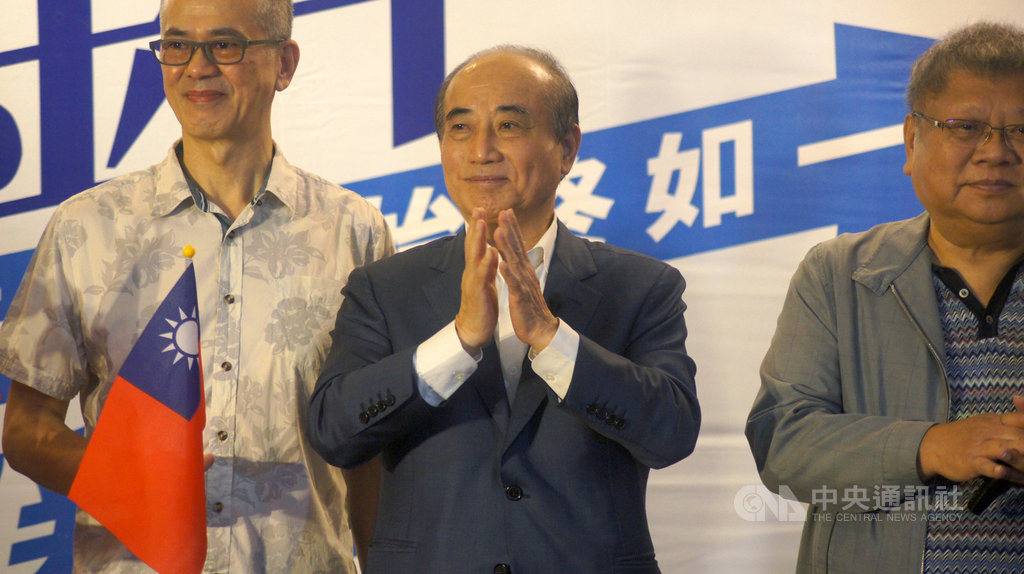 前立法院長王金平(中)11日南下彰化舉辦「與公道伯有約」聚餐活動,王金平致詞表示,他常對外講彰化像是他第二個家鄉,如果有機會進入中央為大家服務,已經擘劃好台灣所有縣市發展的藍圖。中央社記者吳哲豪彰化攝 108年10月11日