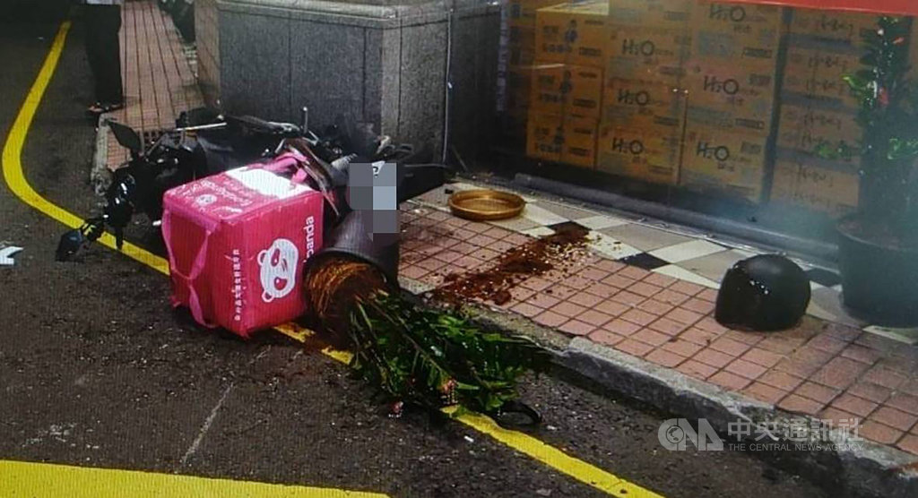 一名擔任美食外送平台外送員的馬姓男子10日深夜騎車在桃園區博愛路口與貨車撞擊,送醫後11日凌晨宣告傷重不治,肇事責任仍待釐清。(桃園警分局提供)中央社記者邱俊欽桃園傳真 108年10月11日