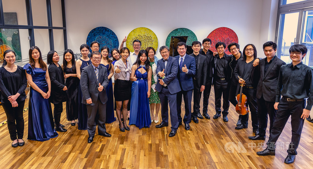 年輕一輩的台灣古典樂手到歐洲樂壇發展,日前他們在駐德代表處同台演出,14日他們將在柏林愛樂廳齊聚一堂,展現音樂技藝。(余涵雯提供)中央社記者林育立柏林傳真 108年10月11日