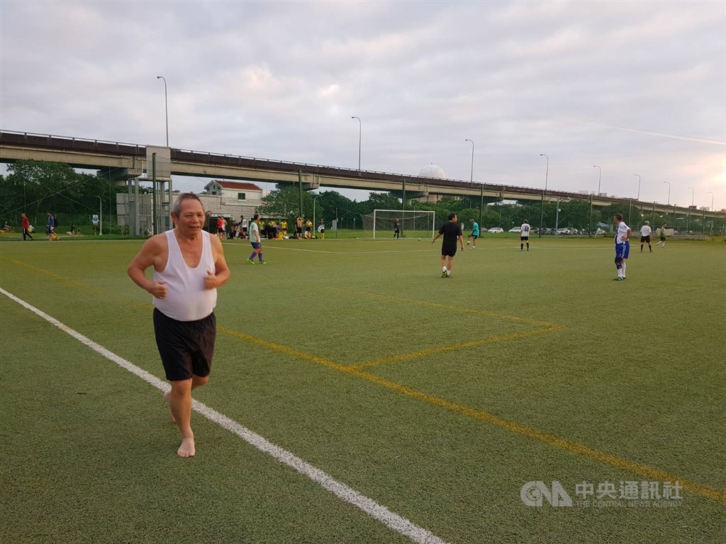 25名年紀超過70歲的銀髮族,23日要到日本大阪踢70歲以上足球世界盃。第一代就加入球隊的78歲李昭辰(前)說:「我們都是踢健康的,在場上大家都會保護自己。」中央社記者鄭景雯攝 108年10月11日