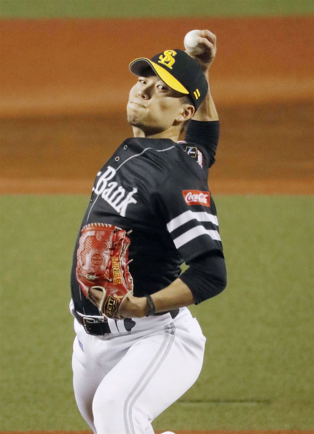 日本職棒太平洋聯盟季後賽決勝輪,軟銀隊千賀滉大11日先發8局10K好投壓制,率隊7比0擊敗西武,拿下3連勝聽牌。(共同社提供)