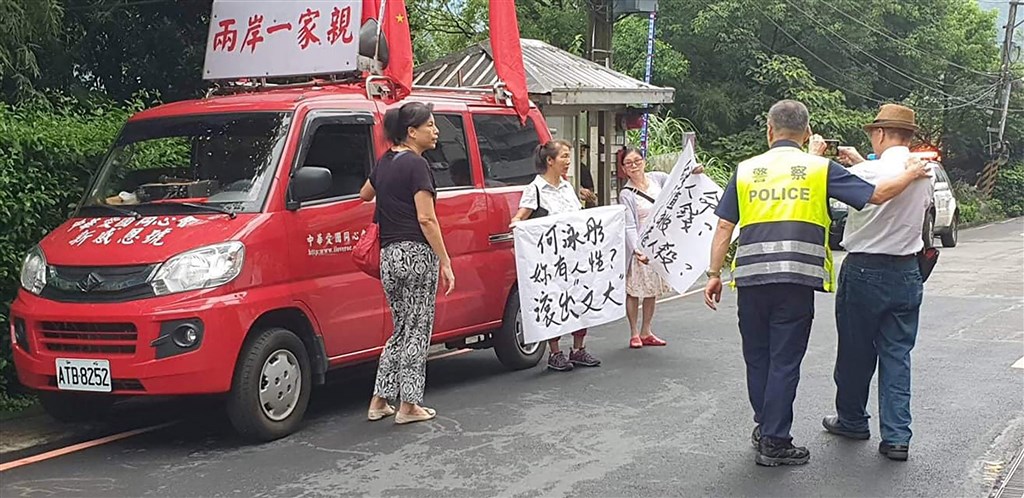 香港爆發「反送中」示威後,6月發起連署的中國文化大學港生遭統派團體「愛國同心會」騷擾。(中央社檔案照片)