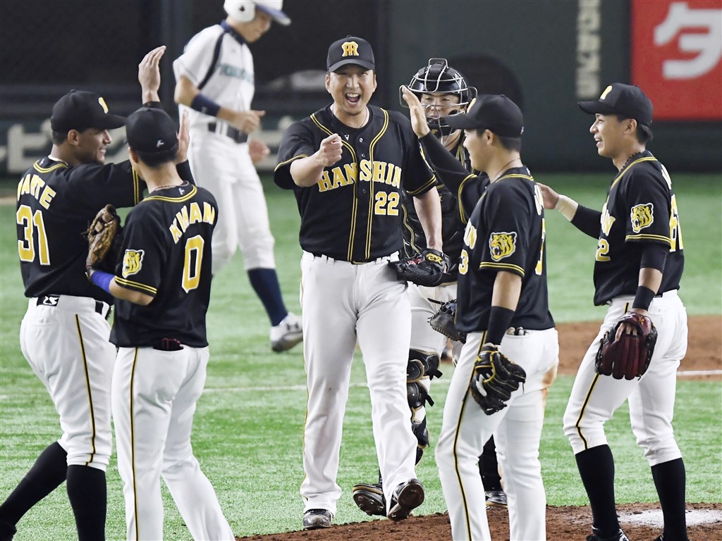 日職季後賽第2輪(決勝輪)9日開打,中央聯盟例行賽排名第1名巨人隊保送1勝,巨人隊9日首戰以5比2拿勝,10日比賽以6比0拿勝,6戰4勝制決勝輪率先拿下3勝聽牌,阪神隊11日終於以7比6取得1勝。(共同社提供)