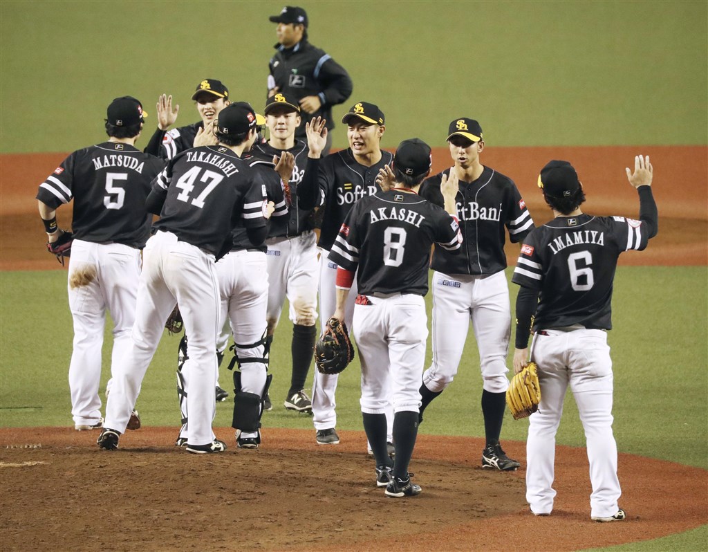 日本職棒太平洋聯盟季後賽決勝輪,軟銀隊11日投打發揮,以7比0擊敗西武,拿下3連勝聽牌。(共同社提供)