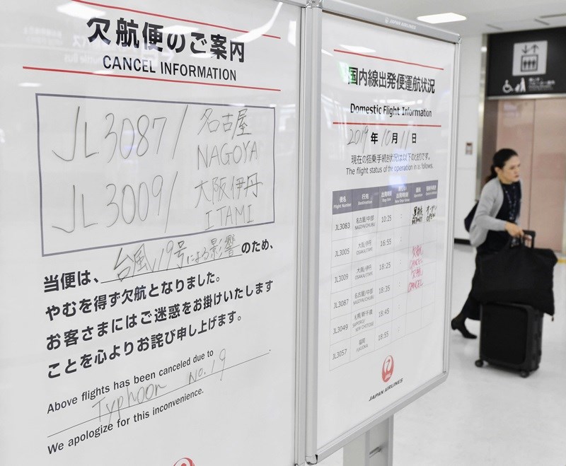 成田機場內張貼航班停飛訊息。(共同社提供)