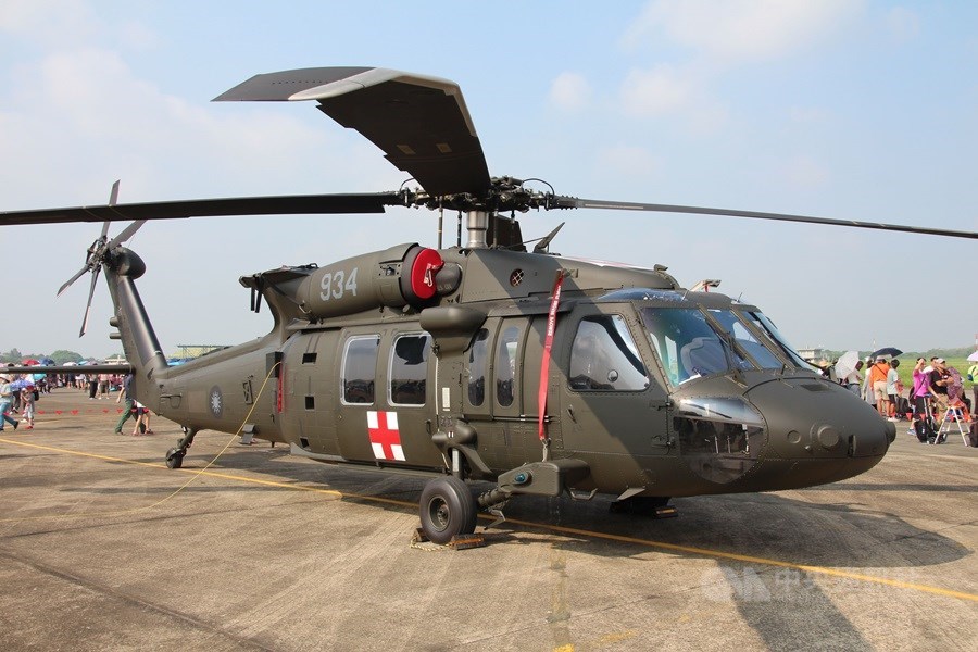 外觀塗上紅十字圖案UH-60M黑鷹直升機,掌空軍救援任務。(中央社檔案照片)
