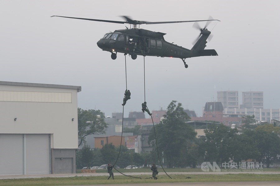 軍方官員11日表示,陸軍UH-60M黑鷹直升機在106年12月達成「初始作戰能力」,歷經22個月訓練及驗證,軍方日前核定具備「全作戰能力」,規劃30日舉辦成軍典禮。(中央社檔案照片)