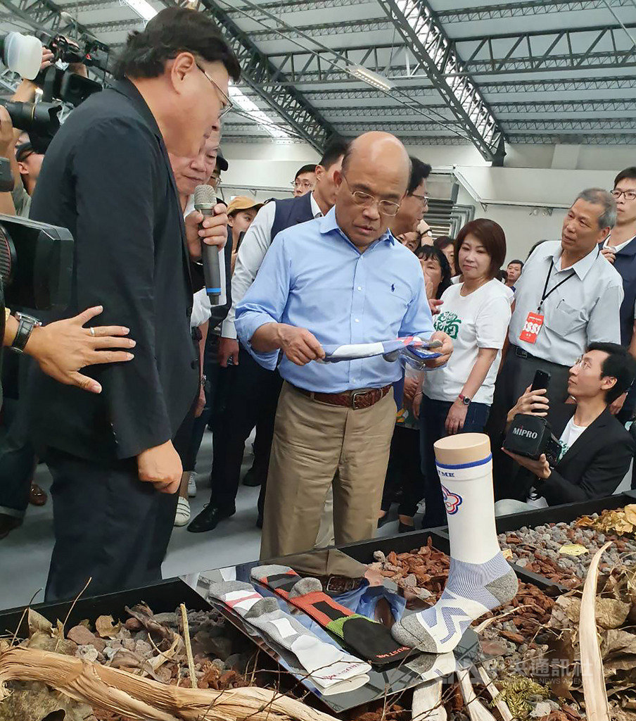 2019台灣設計展持續在屏東展開,行政院長蘇貞昌(中)11日也返回屏東家鄉參觀展出;在策展人導覽解說下,他一一參觀主展區5大主題展覽及1家設計賣店。中央社記者郭芷瑄攝 108年10月11日
