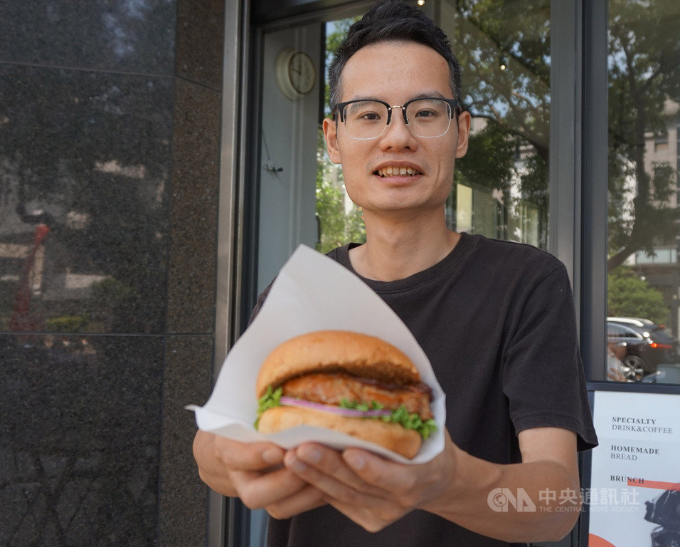 台中人氣早午餐輕食餐廳業者陳書賢曾親身體驗過貧窮、饑餓滋味,如今事業有成不忘回饋社會助弱勢,將於餐廳新分店20日開幕當天送出300份早餐,盼讓社會更添溫暖。中央社記者趙麗妍攝 108年10月11日