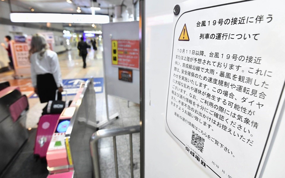 首都圈的私營鐵路表示,列車可能在12日到13日之間停駛,預計11日中午以後公布圖為京成電鐵票口。(共同社提供)