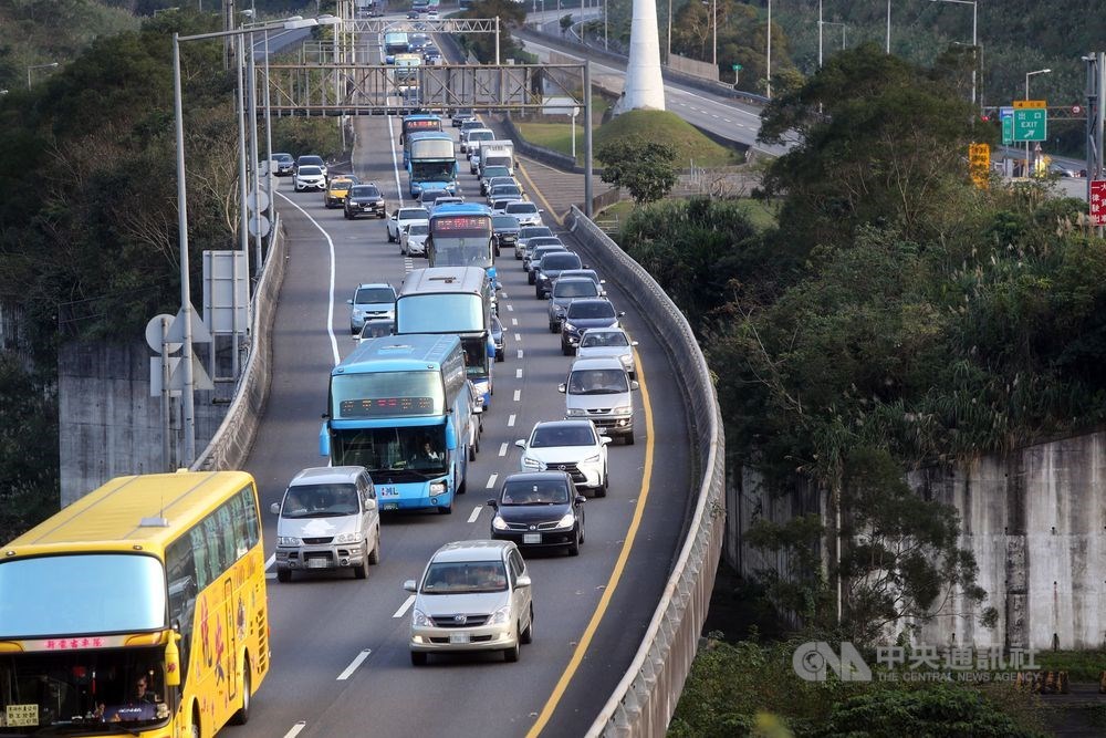 高公局預估13日下午將出現最後一波北返車流,壅塞路段預測為國1北向西螺至埔鹽系統、台中至台中系統、新竹系統至竹北、國3北向龍潭至三鶯、竹南至西濱、竹山至南投、霧峰系統至霧峰、國5北向頭城至坪林及國6西向舊正至霧峰系統路段。(示意圖/中央社檔案照片)
