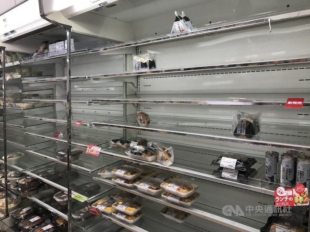 日本氣象廳指出,強颱哈吉貝的威力堪比61年前造成逾1200人死亡的強颱狩野川,呼籲民眾做防颱準備。東京港區一家7-11超商便當類商品被民眾搶購一空。中央社記者楊明珠東京攝 108年10月12日