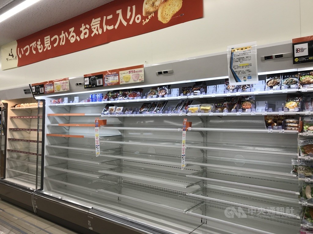 日本61年來最強的颱風哈吉貝將登陸,很多日本民眾搶購護條膠布、麵包等食品。東京一些超商的食品架都呈現被搶購一空的情況。中央社記者楊明珠東京攝 108年10月12日
