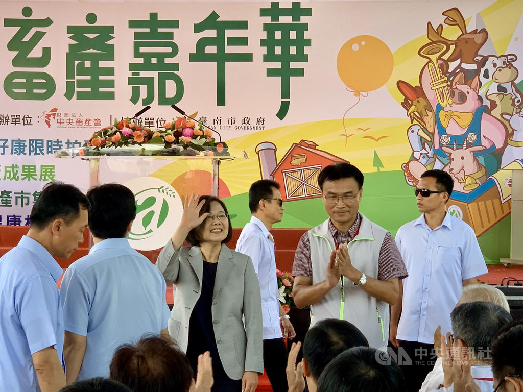 總統蔡英文(左3)12日在農委會主委陳吉仲(右2)等人陪同下出席「2019畜產嘉年華」,蔡總統表示,台灣這一年來用最高標準加強非洲豬瘟防疫,未來防疫還是非常嚴峻,希望大家協助配合,繼續守護台灣的豬肉產業。中央社記者張榮祥台南攝 108年10月12日