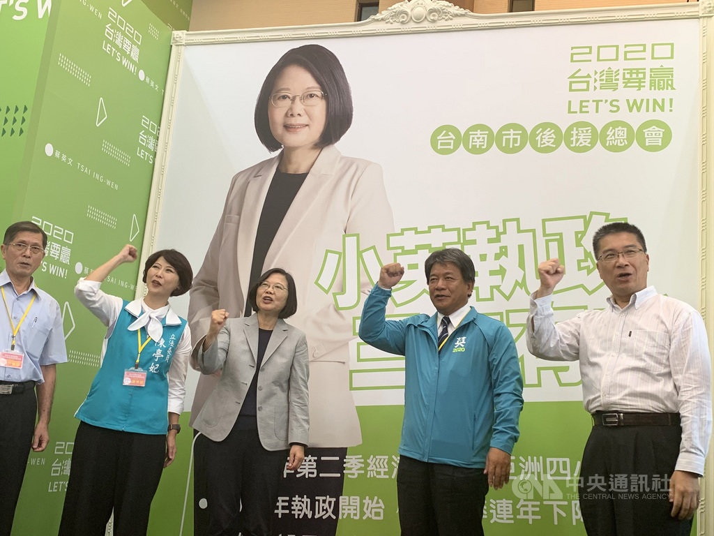 總統蔡英文(左3)12日在內政部長徐國勇(右)陪同下主持台南市後援總會揭牌,與遭民進黨開除黨籍的台南市議會議長郭信良(右2)同框,蔡總統感謝郭信良「情義相挺」,願意擔任台南市後援總會長。中央社記者張榮祥台南攝 108年10月12日