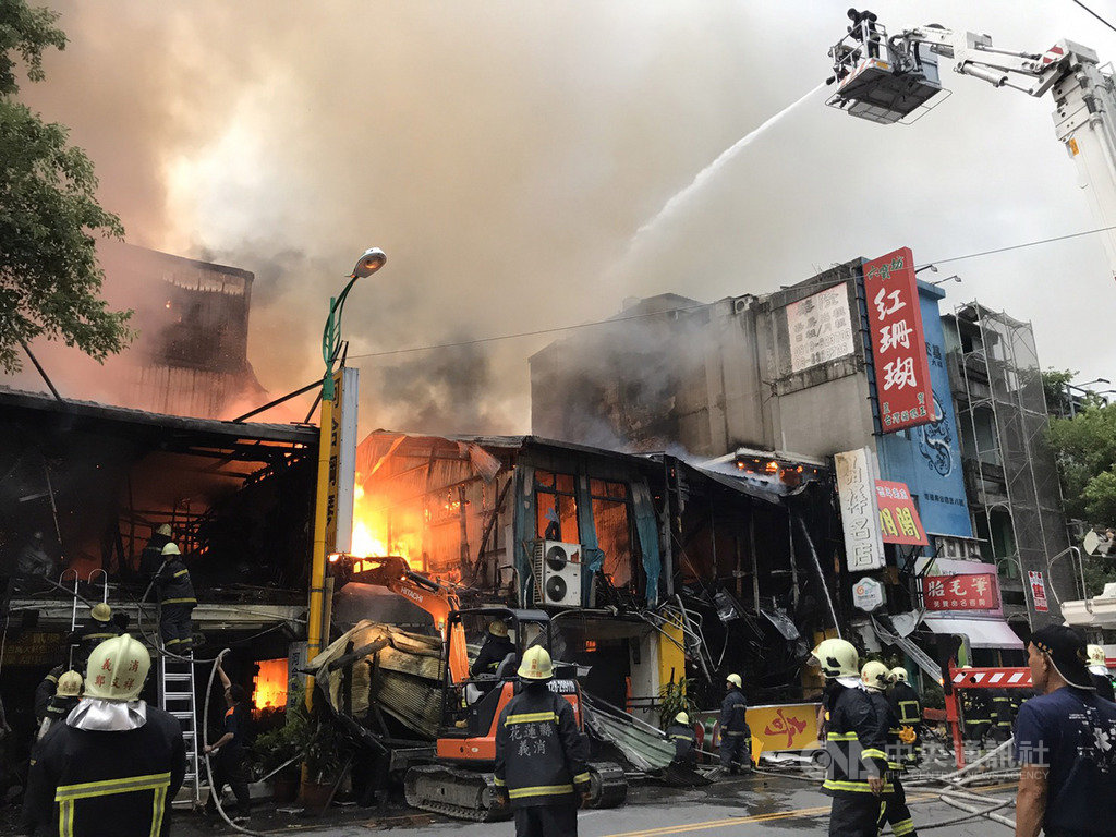 花蓮市公園路12日下午傳出火警,警消獲報趕往灌救,約90分鐘控制火勢,共7戶遭波及,所幸無人員傷亡,起火原因待調查。中央社記者張祈攝 108年10月12日