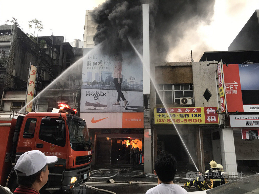 花蓮市公園路12日下午發生火警,警消獲報立即前往搶救,並封閉鄰近路段,市區交通一度大亂,幸無人員傷亡,起火原因有待調查。中央社記者張祈攝 108年10月12日