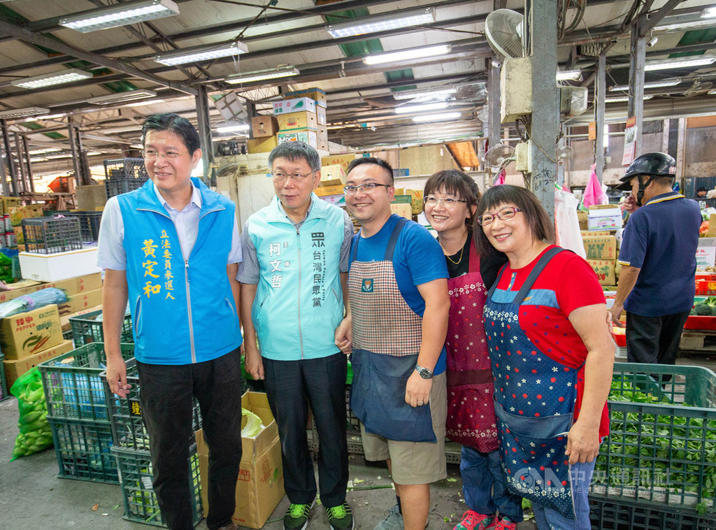台灣民眾黨主席柯文哲(左2)12日上午前往宜蘭縣,陪同退出國民黨參選立委的議員黃定和(左)掃街拜票,爭取民眾支持。(翻攝照片)中央社記者王朝鈺傳真 108年10月12日