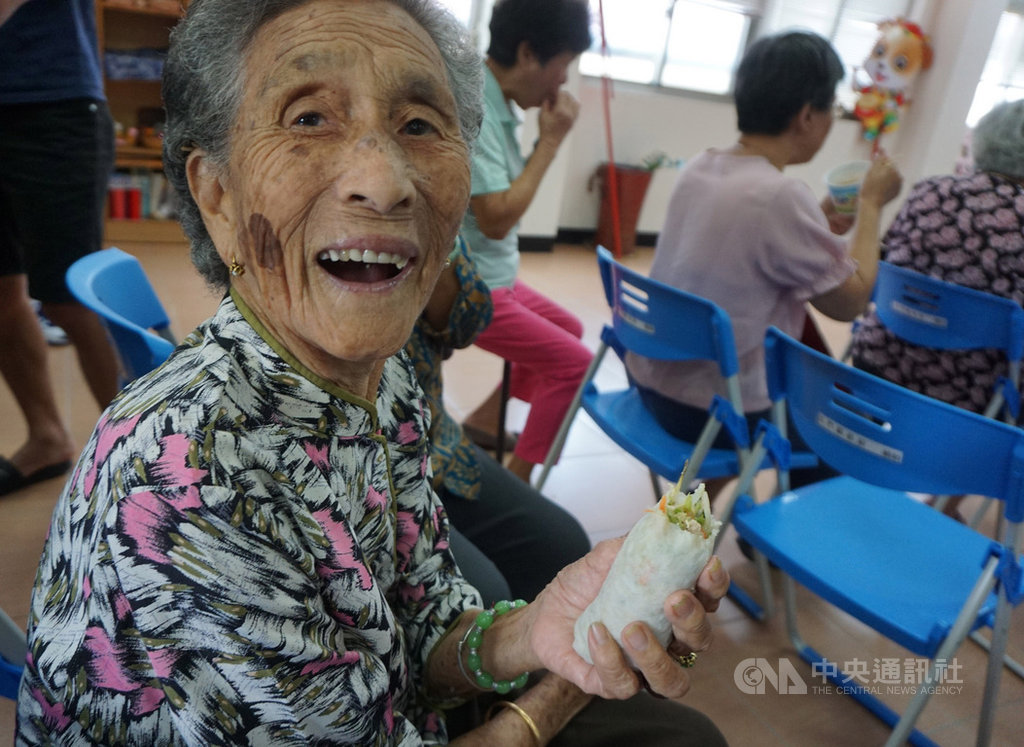 吃拭餅是金門重要民間習俗和傳統文化,金門縣文化局12日持續舉辦拭餅文化傳承活動,期盼有朝一日成為金門無形文化資產,許多鄉親到場共襄盛舉。中央社記者黃慧敏攝 108年10月12日