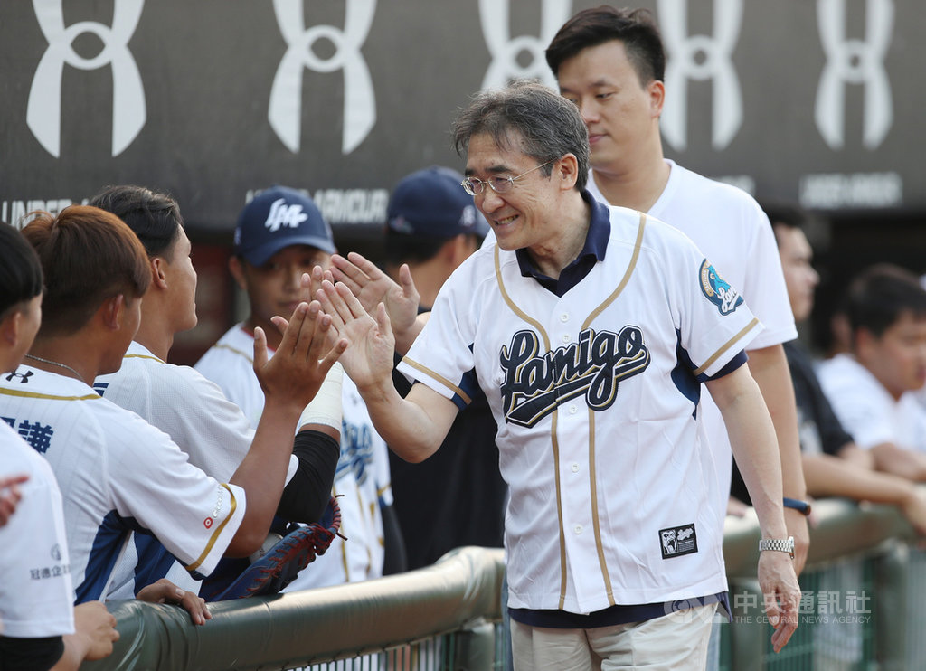 2019中華職棒總冠軍賽12日在桃園球場開打,前中職會長黃鎮台(前右)到場擔任開球嘉賓,開球後並與球員擊掌致意。黃鎮台受訪時表示,對於桃猿即將易主感到相當不捨。中央社記者張新偉攝 108年10月12日