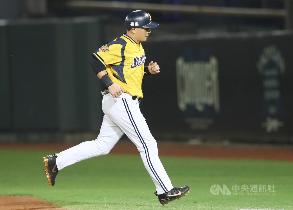 中華職棒2019總冠軍賽首戰12日開打,中信兄弟隊出師不利,不過彭政閔9局上代打敲出追平二壘安打,他賽後表示,代打建功是每個球員都希望的事情。中央社記者張新偉攝 108年10月12日