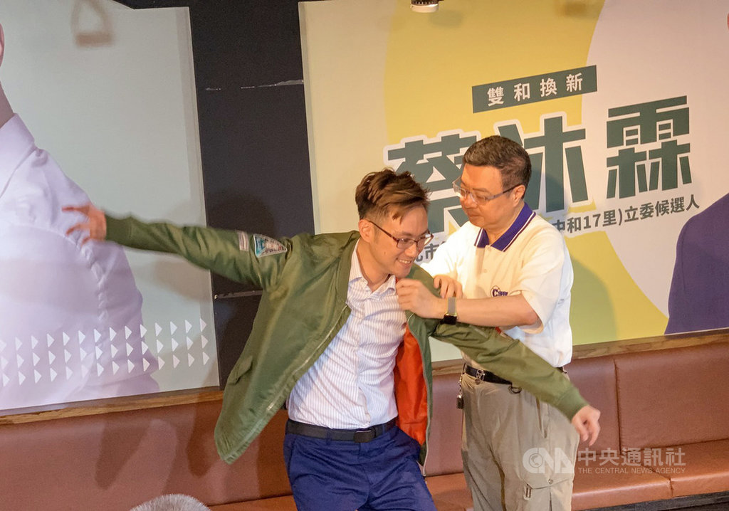 民進黨主席卓榮泰(右)12日下午到新北市永和區為民進黨立委參選人蔡沐霖(左)站台,卓榮泰還替蔡沐霖穿上飛行外套,象徵傳承。中央社記者葉臻攝 108年10月12日