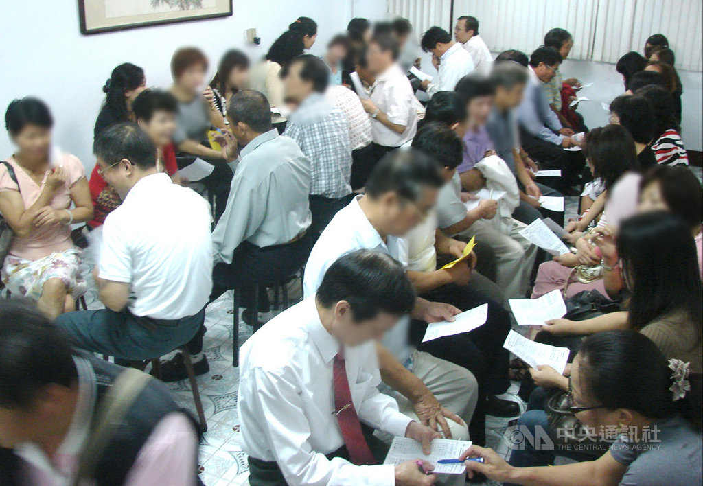 桃園市中壢區美滿服務中心主任徐乃義說,今年到中心尋覓另一半的31名海外華人,其中有6人表示,「如果緣分到了,會想回台灣定居」,另外也有人基於工作、生活的因素,仍選擇在原居住地,但不管如何,所有人都希望「千里姻緣一線牽」。(桃園市中壢區美滿中心提供)中央社記者邱俊欽桃園傳真 108年10月12日