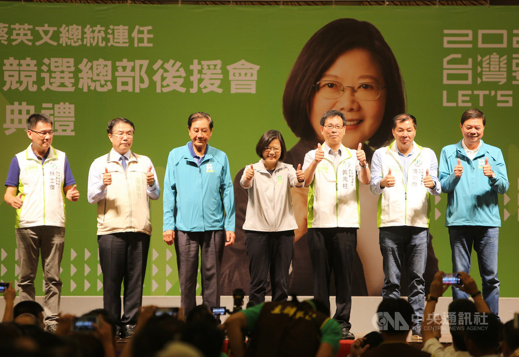總統蔡英文(中)12日下午出席台南競選總部後援會授證典禮,為參選連任拉抬聲勢,蔡總統表示,台灣民眾不會在壓力下屈服,台灣人要向全世界展現決心,珍惜主權及民主自由。左2為台南市長黃偉哲。中央社記者張榮祥台南攝 108年10月12日
