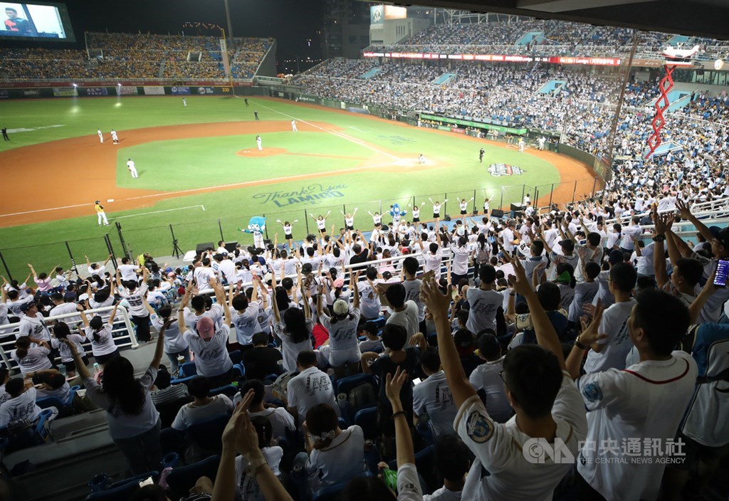 2019中職總冠軍賽12日在Lamigo桃猿隊主場、桃園棒球場正式開打,吸引滿場球迷到場,為支持球隊加油打氣。中央社記者張新偉攝 108年10月12日